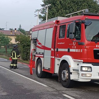 Zinasco, camion contenente sostanze infiammabili esce di strada, Vigili del fuoco in azione e circolazione interrotta per alcune ore