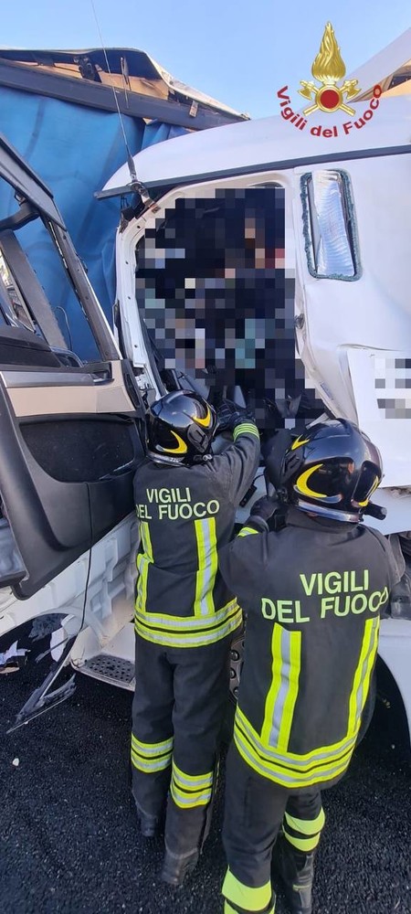 Oltrepò: scontro tra camion sull'autostrada Torino-Piacenza, feriti i due autisti