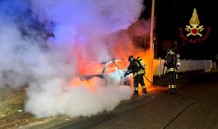 Mezzana Bigli: auto in fiamme, sul posto i Vigili del fuoco