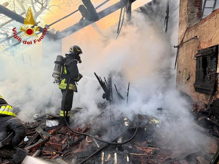 Mede: rogo divora porticato di una cascina in strada Castellaro