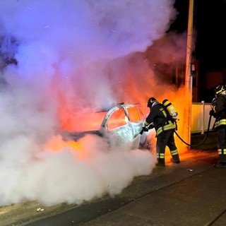 Mezzana Bigli: auto in fiamme, sul posto i Vigili del fuoco