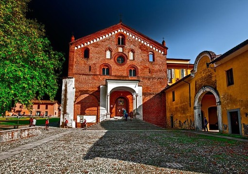 La bellezza del Monastero di Morimondo a lume di candela