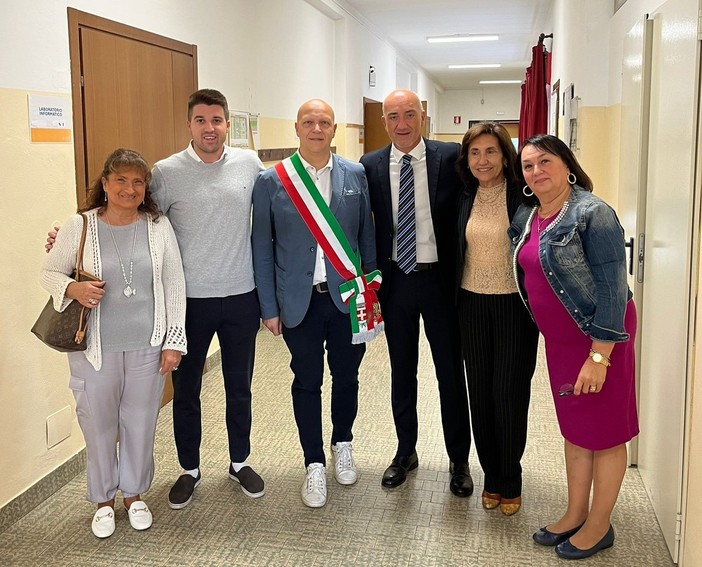 Da sx: Franca Autelli (consigliera comunale), Riccardo Invernizzi (Assessore Pubblica Istruzione), Simone Molinari (Sindaco), Presidente Le Vele, Livia Andolfi (Dirigente Le Vele) e insegnate Le Vele