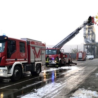 Rogo nella notte in un'azienda di Mortara, sul posto diverse squadre di Vigili del fuoco