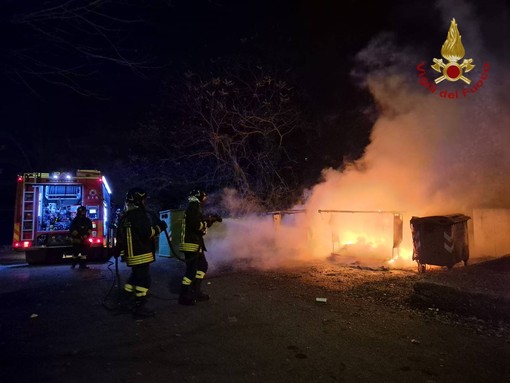 Oltrepò, fiamme in alcuni cassonetti dei rifiuti a Rivanazzano (VIDEO)