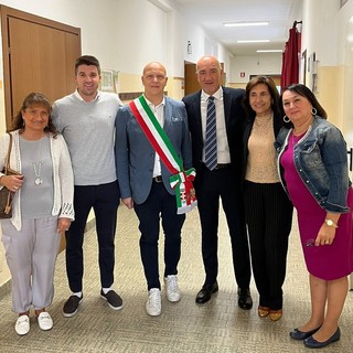 Da sx: Franca Autelli (consigliera comunale), Riccardo Invernizzi (Assessore Pubblica Istruzione), Simone Molinari (Sindaco), Presidente Le Vele, Livia Andolfi (Dirigente Le Vele) e insegnate Le Vele