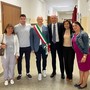 Da sx: Franca Autelli (consigliera comunale), Riccardo Invernizzi (Assessore Pubblica Istruzione), Simone Molinari (Sindaco), Presidente Le Vele, Livia Andolfi (Dirigente Le Vele) e insegnate Le Vele