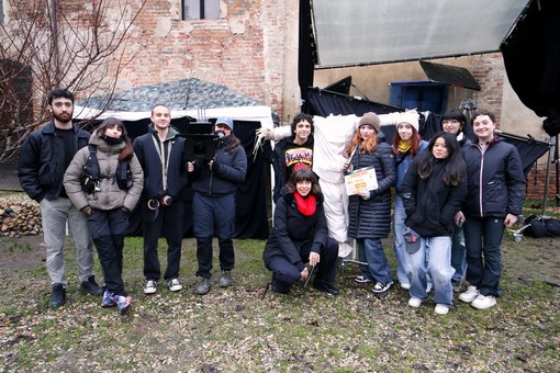 FOTONOTIZIA. Pieve del Cairo, troupe di studenti della NABA Milano gira un cortometraggio al castello Beccaria