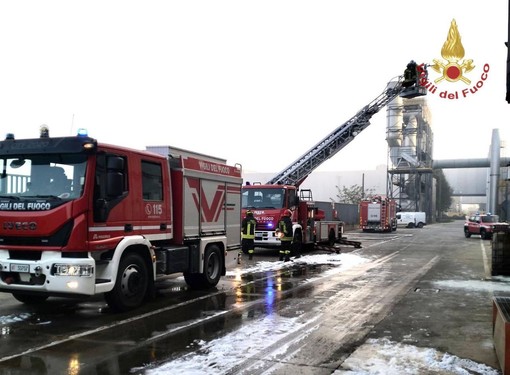 Rogo nella notte in un'azienda di Mortara, sul posto diverse squadre di Vigili del fuoco