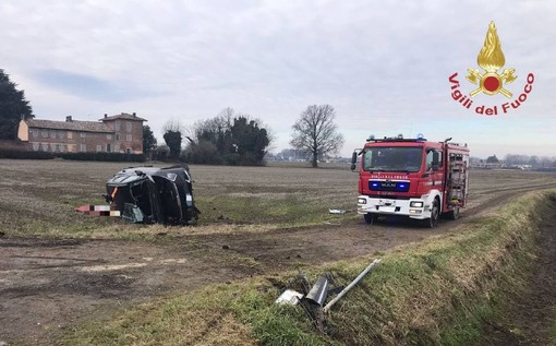 Travacò Siccomario: esce di strada con l'auto e finisce in un campo, 64enne trasportato al San Matteo