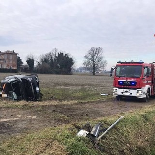 Travacò Siccomario: esce di strada con l'auto e finisce in un campo, 64enne trasportato al San Matteo