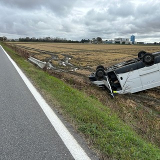 Lomello: si ribalta in un campo con il furgone delle poste sulla provinciale, ferito un 24enne