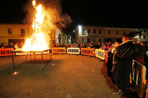 Candia, grande successo a Carnevale per il tradizionale rogo della Bella Pierina. Le immagini