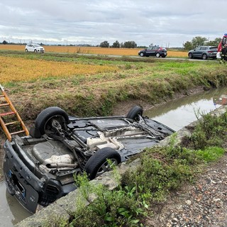 Valeggio: esce di strada con l'auto sulla provinciale e si ribalta in un fosso, 24enne trasportato in ospedale