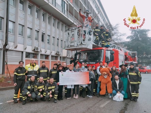 Pavia, i Vigili del fuoco portano doni ai bimbi ricoverati nel reparto di pediatria del San Matteo