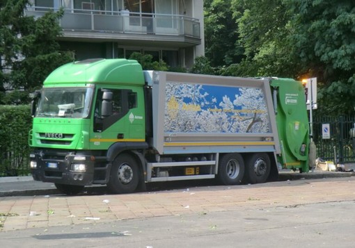 Milano, scontro tra auto e mezzi Amsa: tre feriti