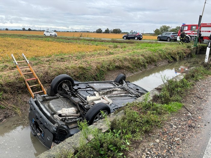 Valeggio: esce di strada con l'auto sulla provinciale e si ribalta in un fosso, 24enne trasportato in ospedale