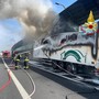 Il rimorchio del tir in fiamme sull'autostrada A4 nei pressi di Milano