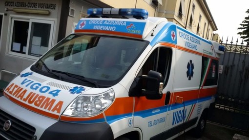 Vigevano: camioncino dei rifiuti si ribalta in strada Albertina, soccorse due persone