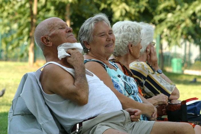 Ats Pavia raccomanda di fare attenzione alle alte temperature e attiva il numero verde dedicato alle persone più sensibili. Massima attenzione agli anziani.