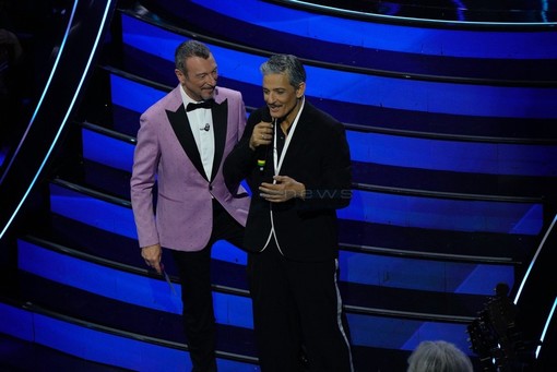 Amadeus e Fiorello sul palco dell'Ariston (foto Duilio Rizzo)