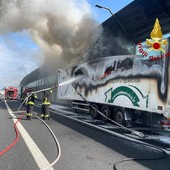 Il rimorchio del tir in fiamme sull'autostrada A4 nei pressi di Milano