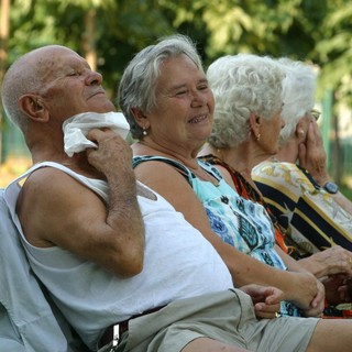 Ats Pavia raccomanda di fare attenzione alle alte temperature e attiva il numero verde dedicato alle persone più sensibili. Massima attenzione agli anziani.