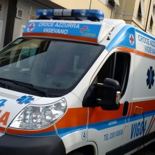 Vigevano: camioncino dei rifiuti si ribalta in strada Albertina, soccorse due persone