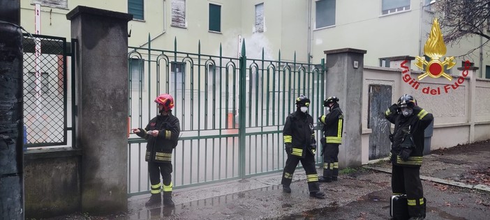 Pavia: perdita di azoto liquido in un cortile, sul posto i Vigili del fuoco