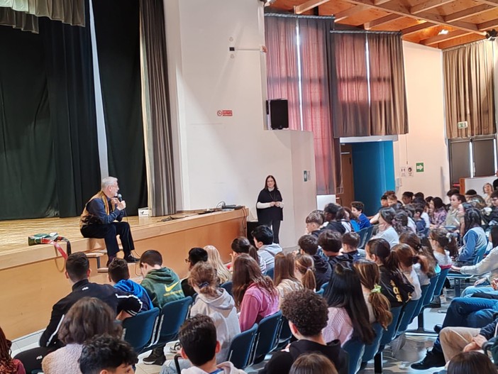 Vigevano, gli studenti della &quot;Robecchi&quot; a lezione con l'autore Luigi Ballerini