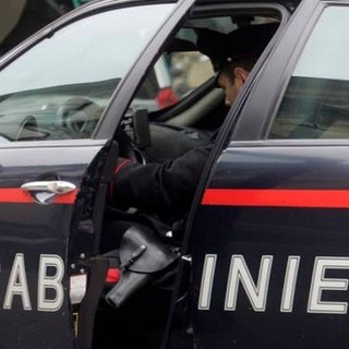 Vigevano: forzano la porta di tre cantine in via Aguzzafame, ladri in fuga con bottiglie di vino e scatolame