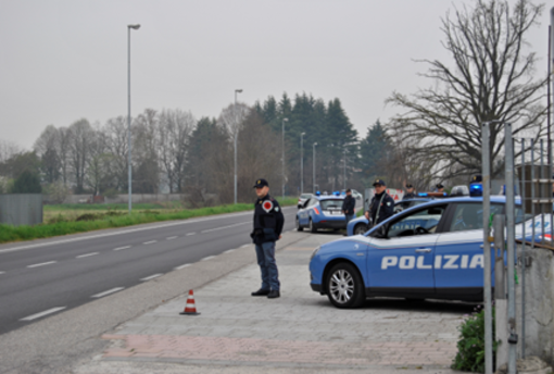 Vigevano, controlli della Polizia di Stato: identificate 76 persone e 38 veicoli