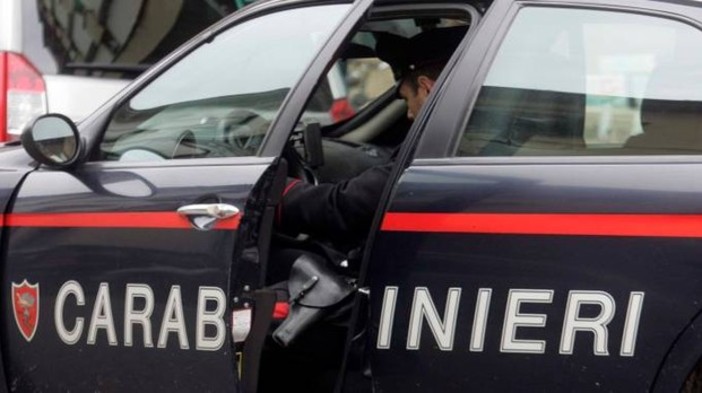 Vigevano: forzano la porta di tre cantine in via Aguzzafame, ladri in fuga con bottiglie di vino e scatolame