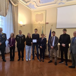 Pavia, consegnata agli studenti dei licei Galilei e Grattoni una targa per la legalità e l'impegno per i valori civici