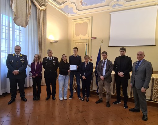 Pavia, consegnata agli studenti dei licei Galilei e Grattoni una targa per la legalità e l'impegno per i valori civici