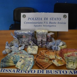 Polizia arresta tre spacciatori: sequestrati oltre 5 kg di droga, una dei fermati è novarese