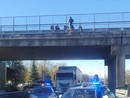 FOTO. Così il poliziotto &quot;eroe&quot; Vincenzo ha salvato l'uomo che oggi voleva togliersi la vita buttandosi dal cavalcavia della superstrada di Malpensa