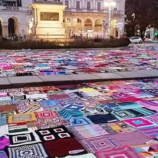 (FOTO) Novara: piazza Martiri tappezzata di coperte colorate per la lotta contro la violenza sulle donne