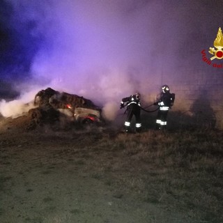 Pavese: auto in fiamme a Torre de' Negri, le fiamme contenute da un operaio