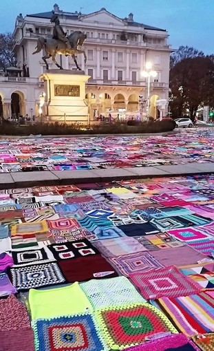 (FOTO) Novara: piazza Martiri tappezzata di coperte colorate per la lotta contro la violenza sulle donne