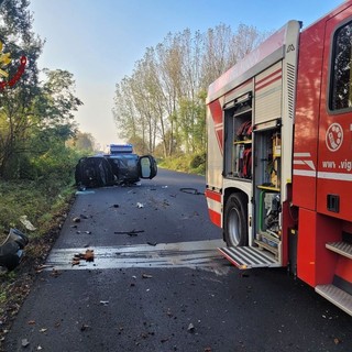 Novara, si ribalta con l'auto e si schianta contro un albero, conducente trasportato in ospedale