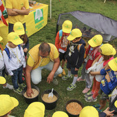 Scuola, 500 bambini colorano di giallo il Castello di Vigevano per la festa finale del progetto scolastico di Coldiretti Pavia