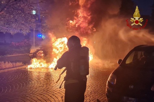 Stradella: incendio divora auto, un'altra vettura rimane danneggiata nel rogo