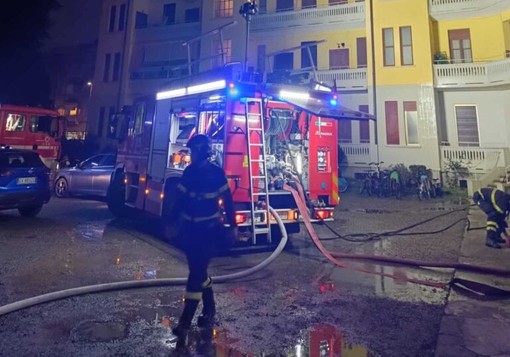 Corsico: incendio sottotetto in via Monti, inquilini in salvo