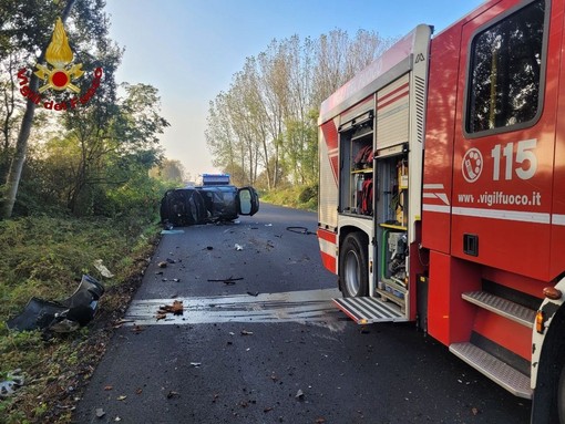 Novara, si ribalta con l'auto e si schianta contro un albero, conducente trasportato in ospedale