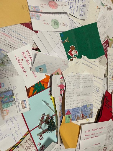 Poste Italiane: migliaia di lettere a Babbo Natale raccolte nelle cassette e negli uffici postali di Pavia