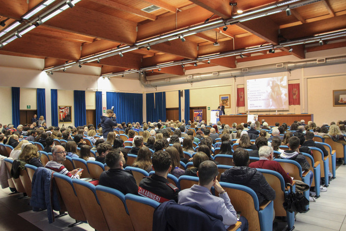 Anche 100 ragazzi al convegno dell’ordine dei medici in questura a Pavia su adolescenti, disagio e violenza