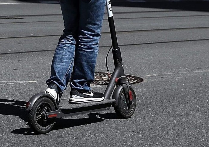 Abbiategrasso, dieci multe a monopattini senza casco