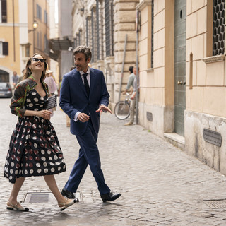 L'attore vigevanese Yurj Buzzi durante una scena della serie Netflix &quot;Emily in Paris&quot;