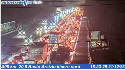 Le auto in coda a causa dell'incidente (foto webcam Autostrade per l'Italia)